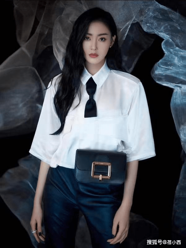 黑色|“张天爱”剪了新刘海更美了，穿星空短裙配贝雷帽，又美出圈了