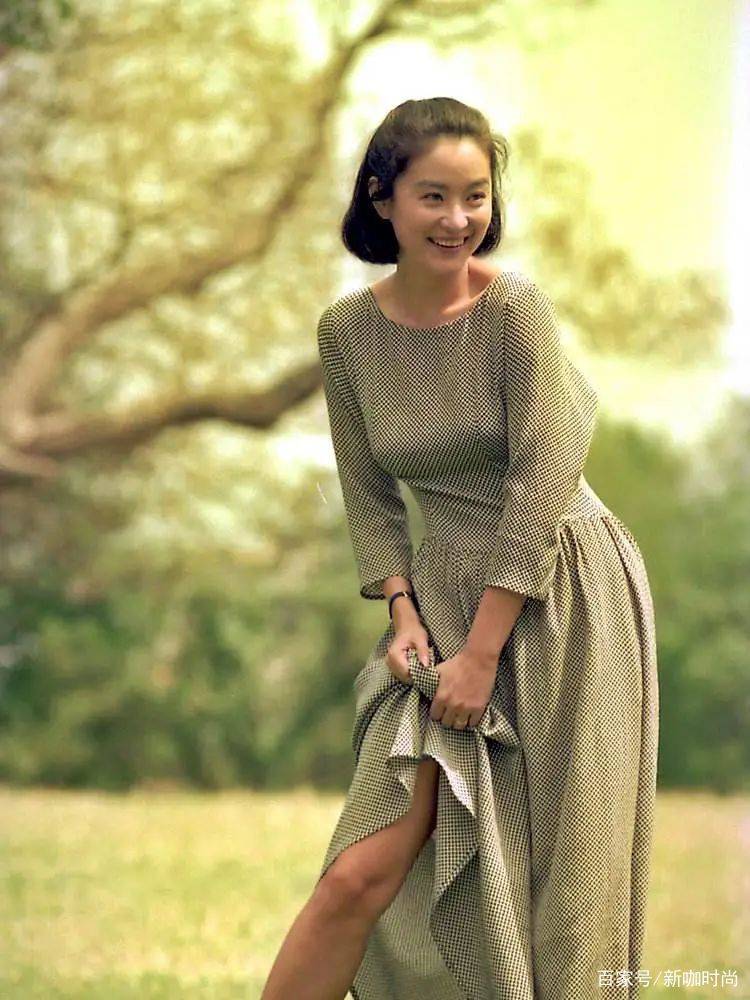 林青霞|岁月从不败美人!林青霞穿方领黑裙气质优雅,演绎美人在骨不在皮