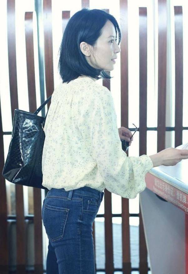 裙子|俞飞鸿穿紧身裙勒出麒麟臂，发福成了大妈，但整个人气质优雅！