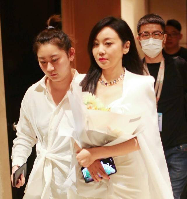 闫妮|闫妮还是笑起来好看，化浓妆还板着脸，看着酷炫还很霸气