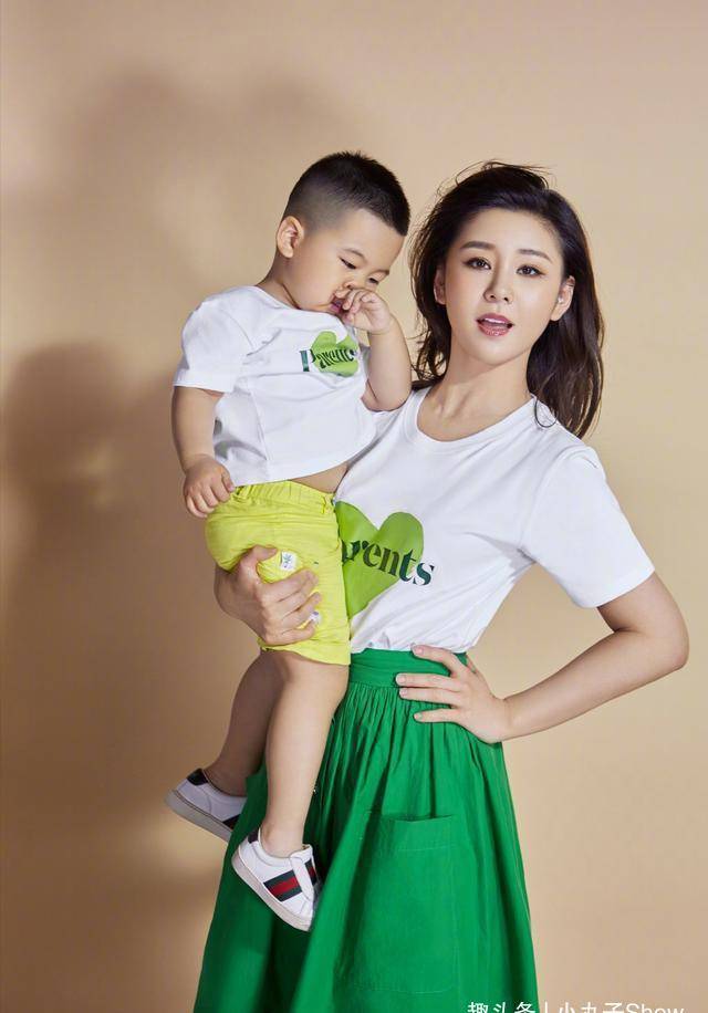 王雷|王雷李小萌夫妇度假被偶遇，老公摸头杀超级宠溺，老婆身材太迷人