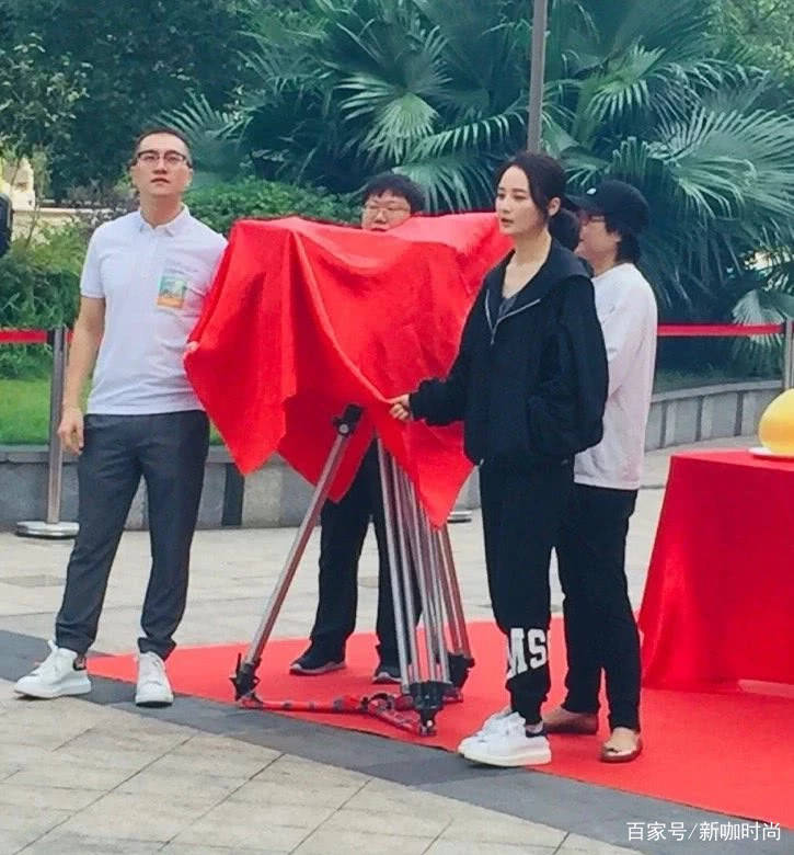 蒋勤勤|44岁蒋勤勤复工，穿休闲装身形似少女，难怪琼瑶曾赞她：轻柔似水