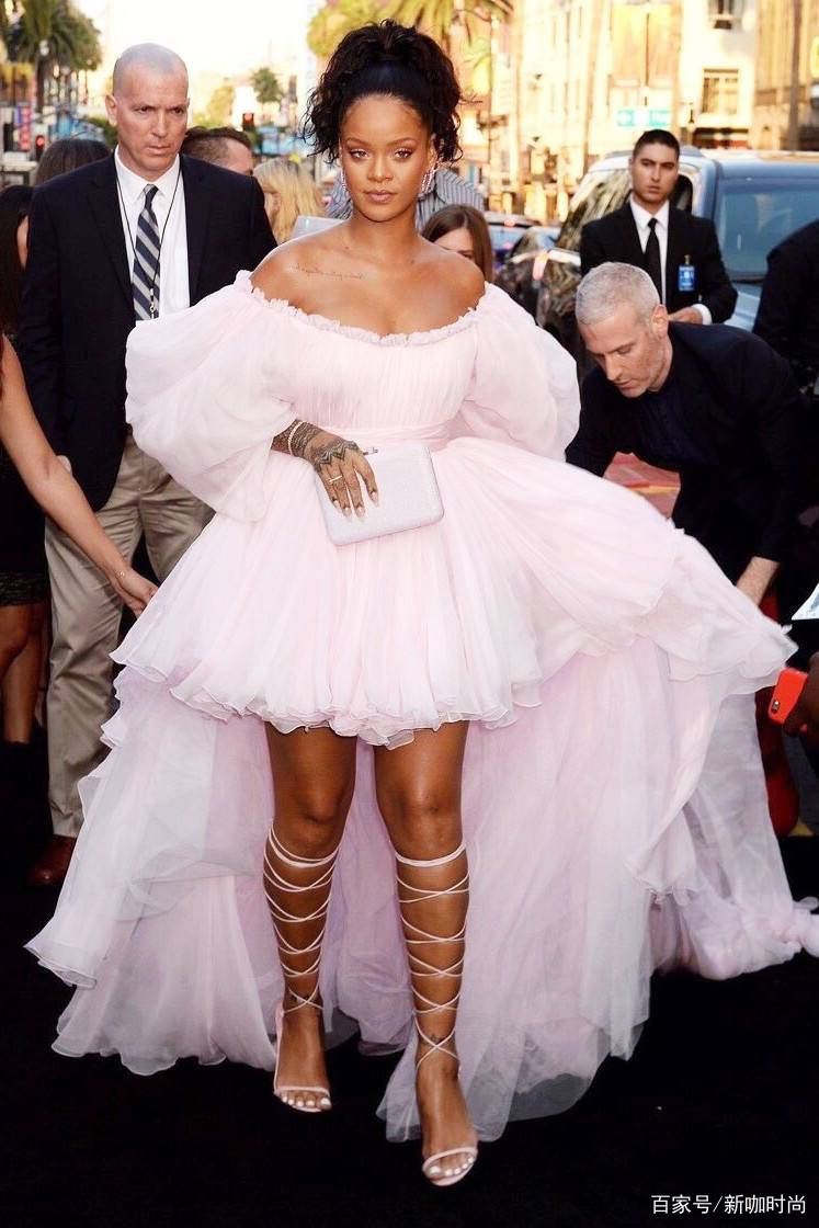 带着|蕾哈娜这身霸气！超大耳环美的真嚣张