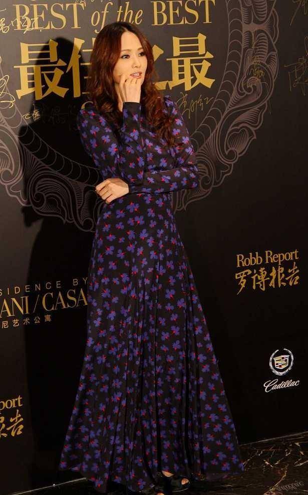 服装|别看伊能静和巫启贤就差5岁，看着却像“父女俩”，伊能静太嫩了