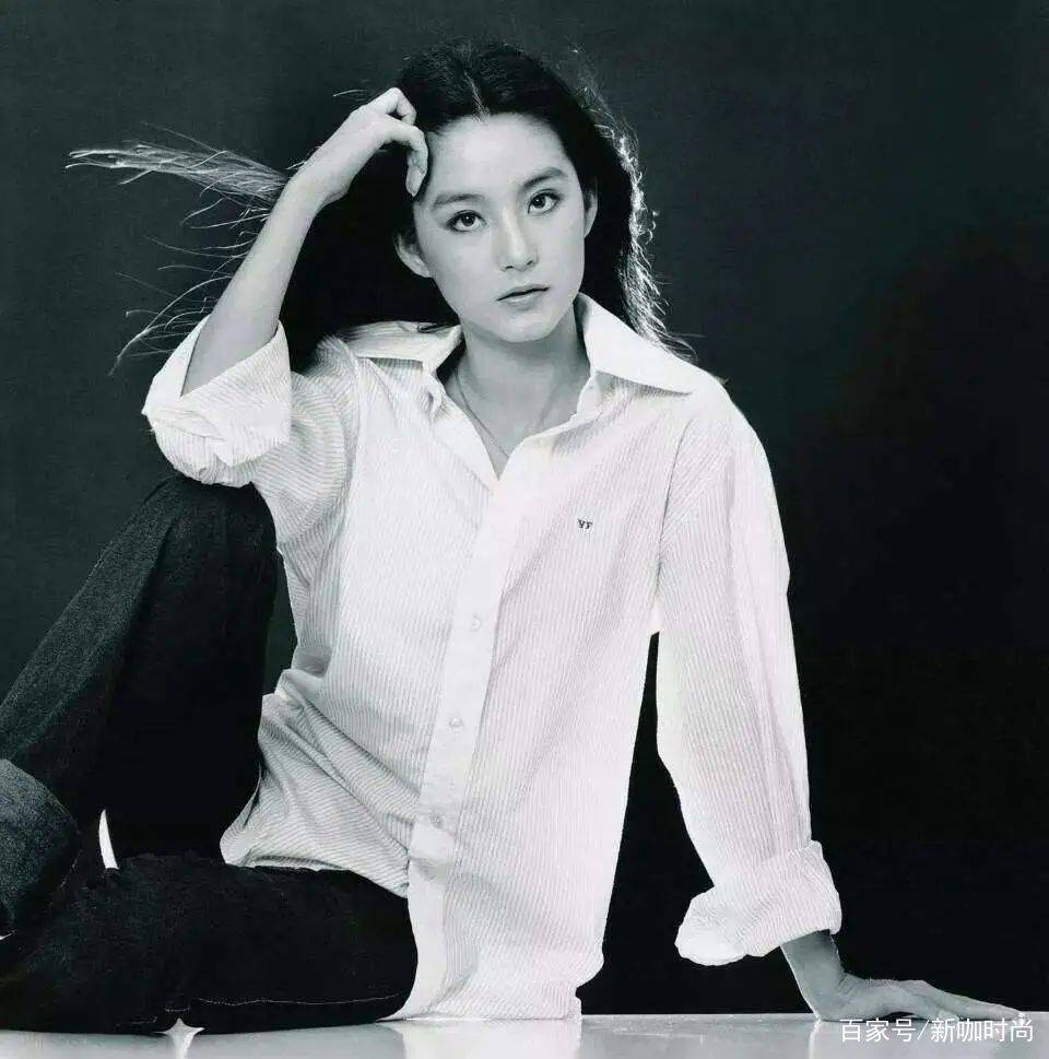林青霞|岁月从不败美人!林青霞穿方领黑裙气质优雅,演绎美人在骨不在皮