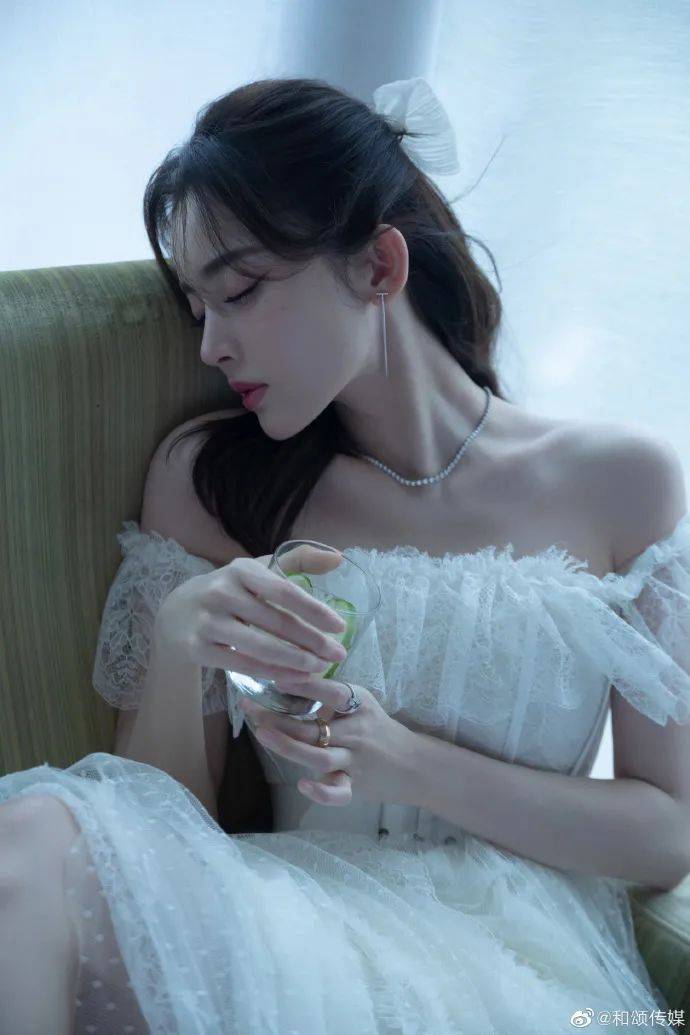 当红|古力娜扎抹胸白裙写真甜美!白嫩大美腿太性感撩人