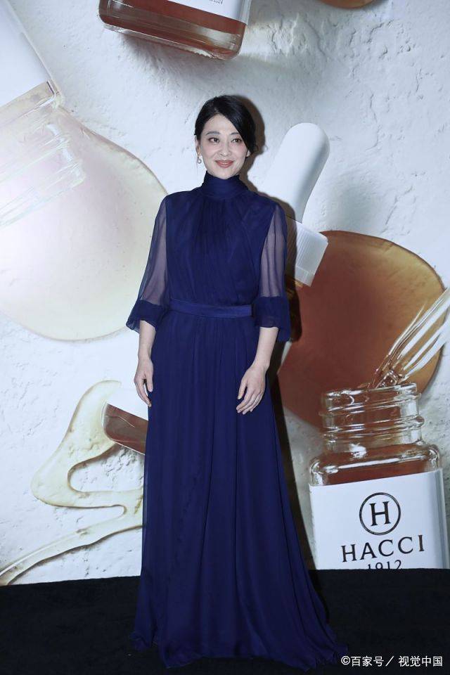 马尾|梅婷总算穿错一次！宽松拼接装搭马尾，终于相信她44岁了