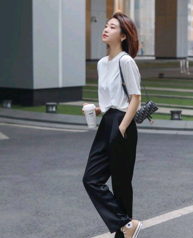 魅力|极简穿搭就是不一样，搭配起来毫不费力，精致温柔又有魅力