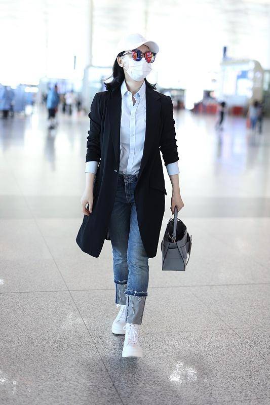 &quot|跟着＂气质美女＂陈数学穿搭，身穿白T日常休闲，还有很强的舒适感