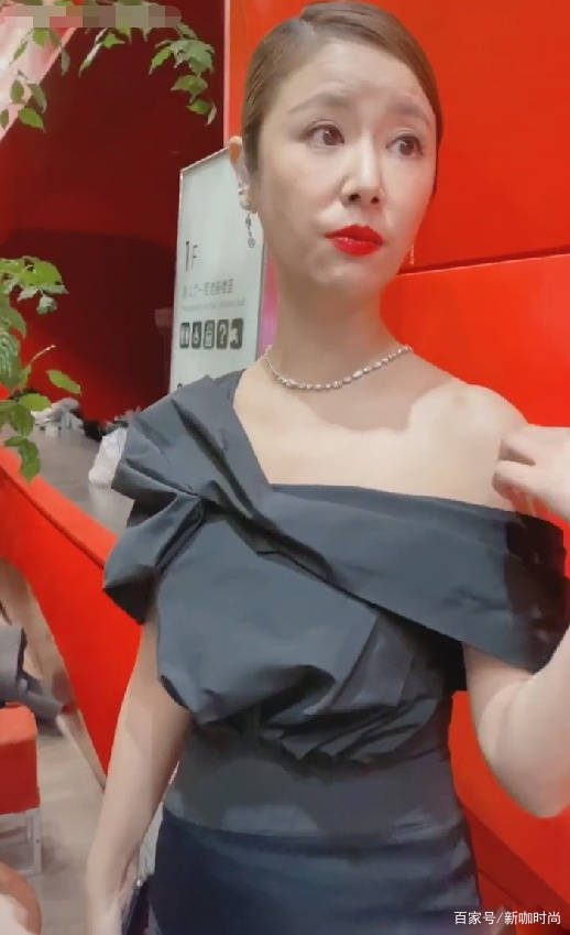 黑色|林心如生图曝光，穿黑色礼服身材纤细，奈何皱纹的脸太显龄