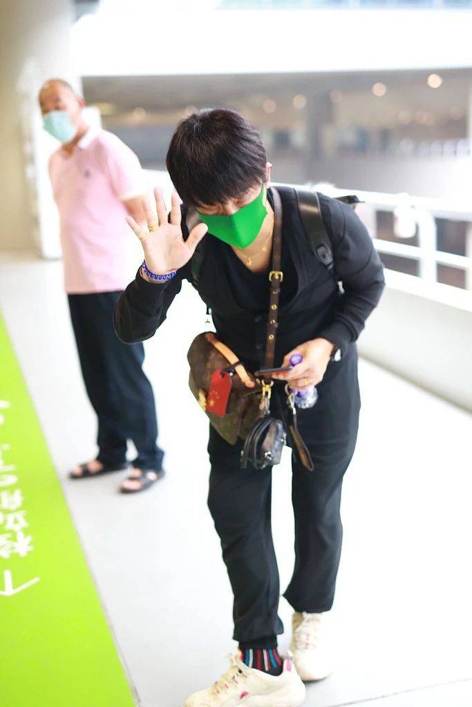 样式|49岁陈志朋又换新造型，绿色口罩搭配扎马尾辫，暴露真实内心？