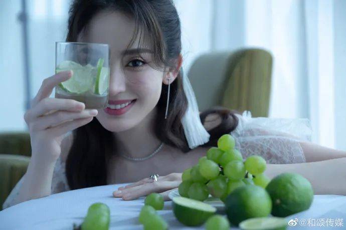 当红|古力娜扎抹胸白裙写真甜美!白嫩大美腿太性感撩人