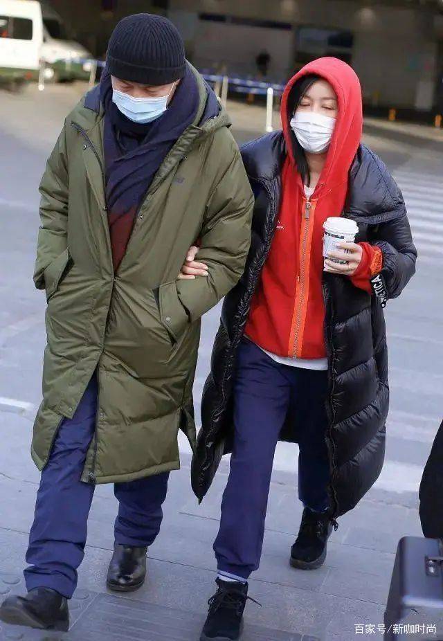 颈部|那英也有懈怠的时候，朴素羽绒服搭开衫，与老公“红配绿”更显土