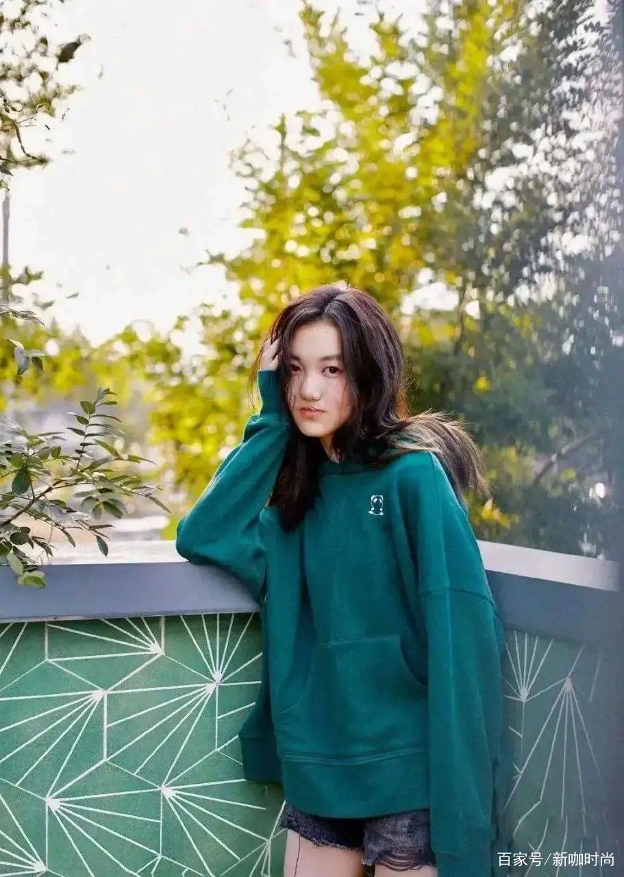 牛仔|14岁李嫣成功“逆袭”，多套休闲造型潮味满满，尽显活泼少女感