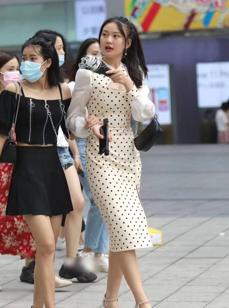 帆布鞋|黑色针织T恤搭紧身牛仔裤，尽显柔情少女范儿