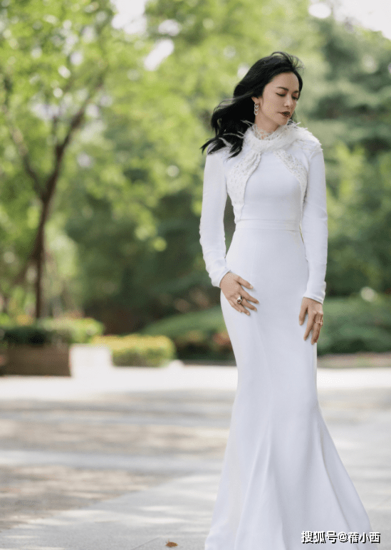 黑色|姚晨的私服穿搭才叫时髦,穿黑色印花T恤配紧身牛仔裤,简约高级