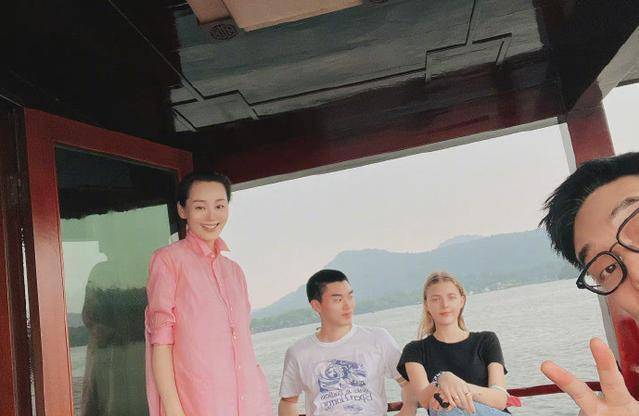显得|林依轮夫妇游西湖，妻子不愧是当过超模，素颜搭配衬衫都这么抢镜