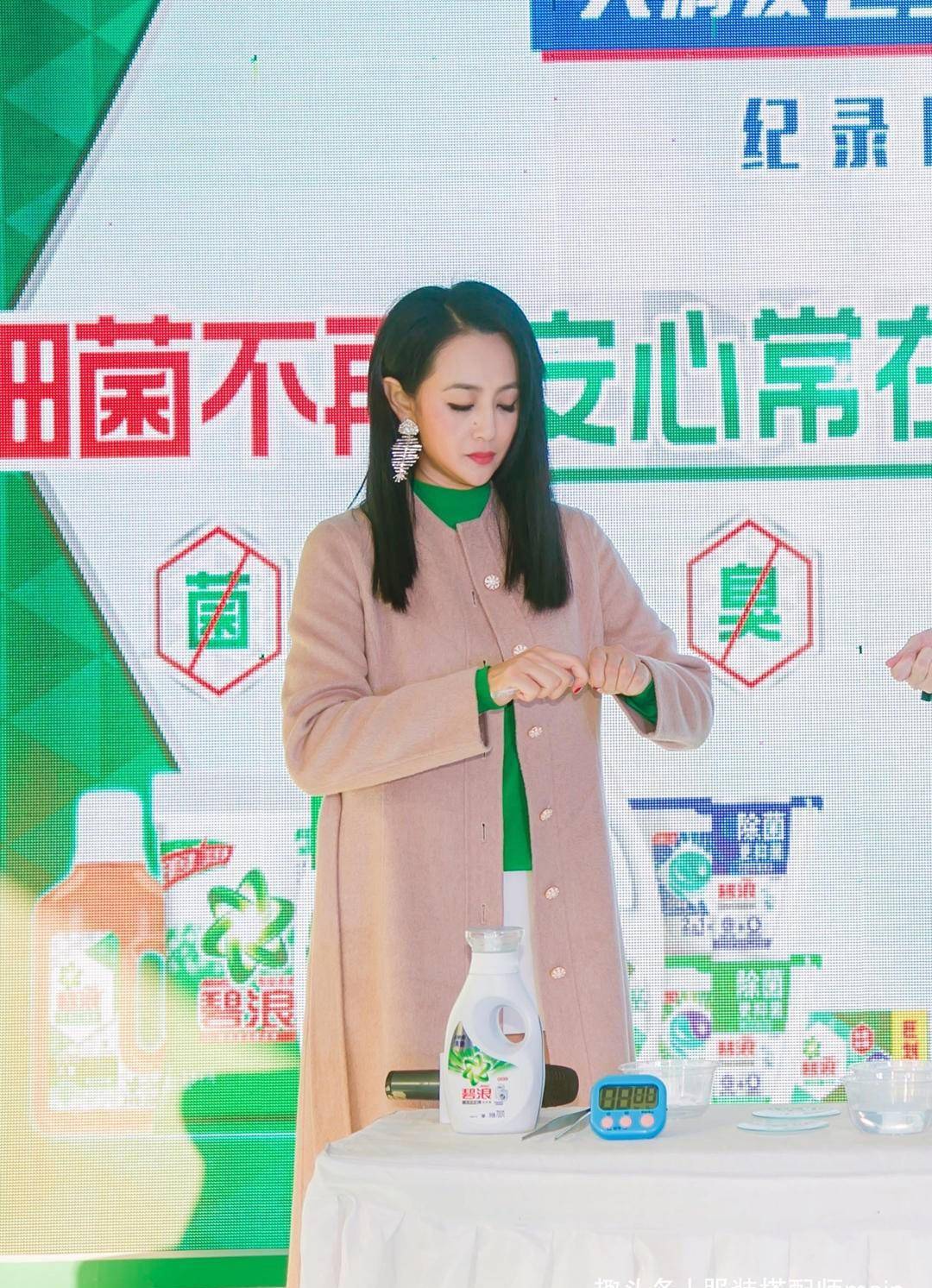曹颖|曹颖保养像少女，穿白T恤紧身裤大秀麻杆腿，活力清新美回霍水仙