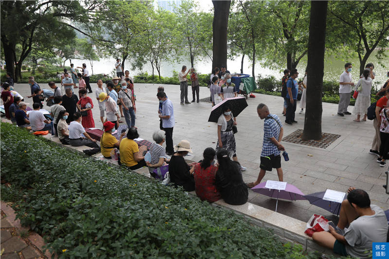广州天河公园相亲角:现场跟赶集一样场面火爆,明码标价难觅爱情-搜狐