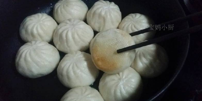 做法|偷懒做的早餐全家吃上瘾,暄皮脆底,鸡蛋抱着包子一锅出,遭抢