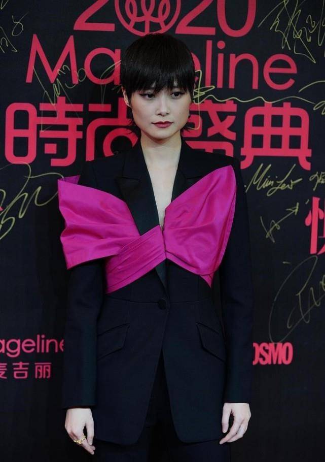 黑色|“假小子”李宇春风格大变，穿薄纱衬衫配短裤，“大长腿”太晃眼