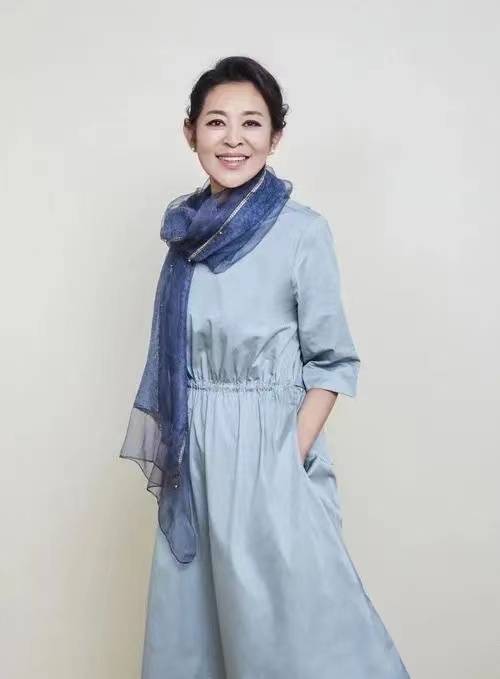 丝巾|倪萍走机场真精神,穿“奶奶裙”拎4万大牌包,还搭花丝巾真洋气