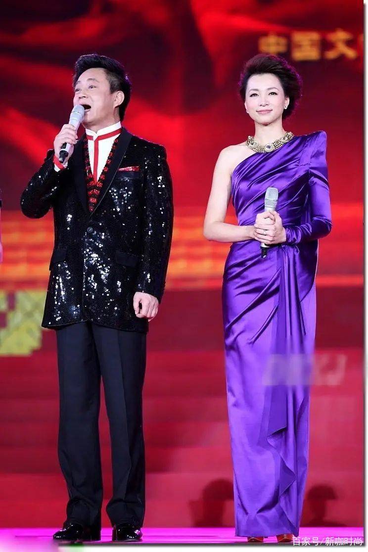 大气|无修图暴露董卿真实颜值，一袭碎花裙更衬五官精致，法令纹却显老