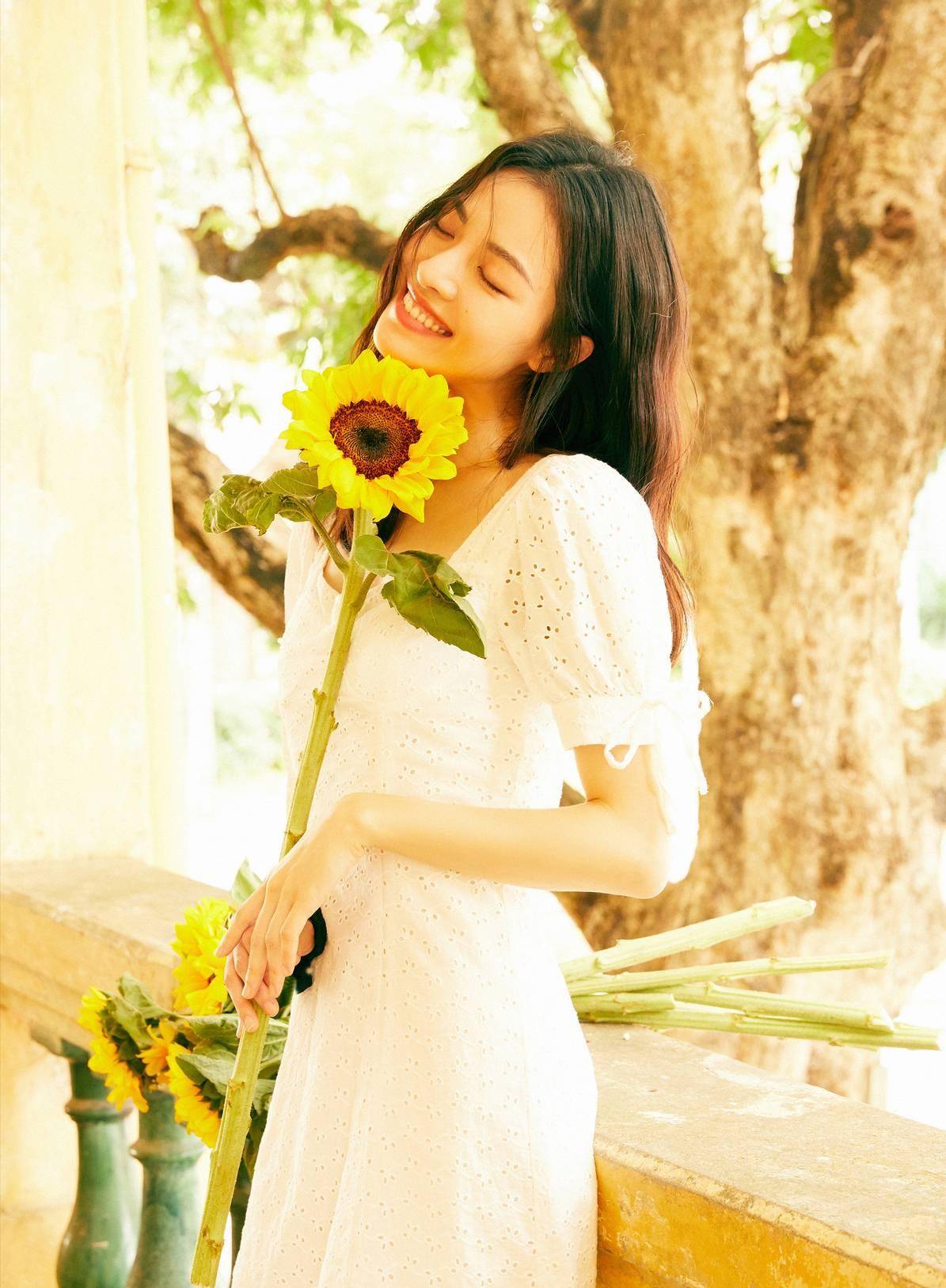 进行|钟楚曦偏爱“小清新”风格，吊带配“虞姬”裙，甜美温柔似仙女
