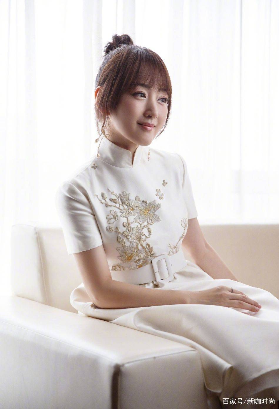 样式|48岁杨钰莹太能“扮嫩”,穿白色刺绣长裙,侧脸就是个小姑娘