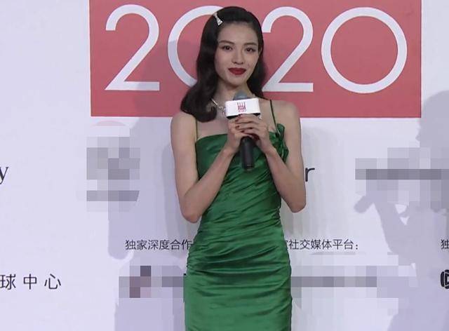 钟楚曦|风尚大典女星比美：辛芷蕾裙子太紧挤出肉，95花齐穿粉裙有点土