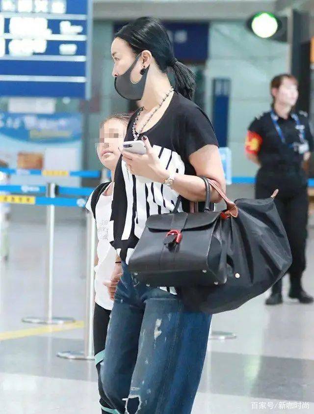 样式|那英演绎别样时尚,简约黑T搭超宽牛仔裤,居然意外显腿长