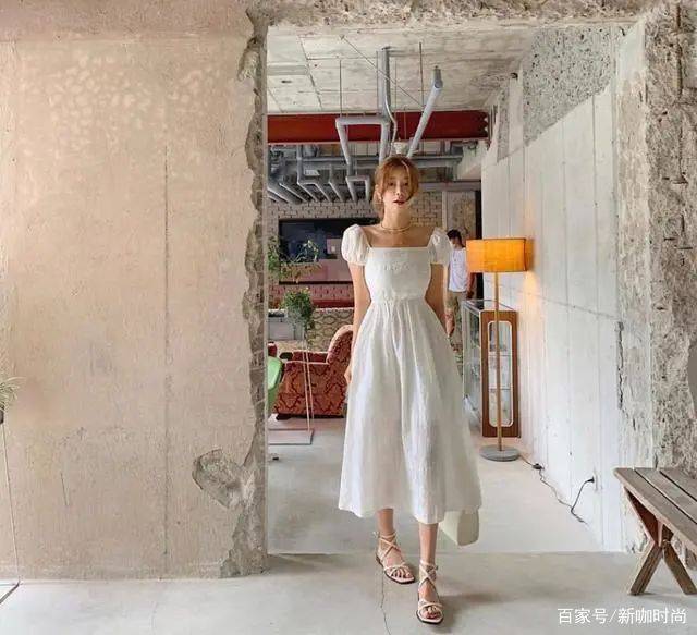 样式|知性起来的宋祖儿，一袭深V白纱裙又纯又欲，美成“天鹅公主”