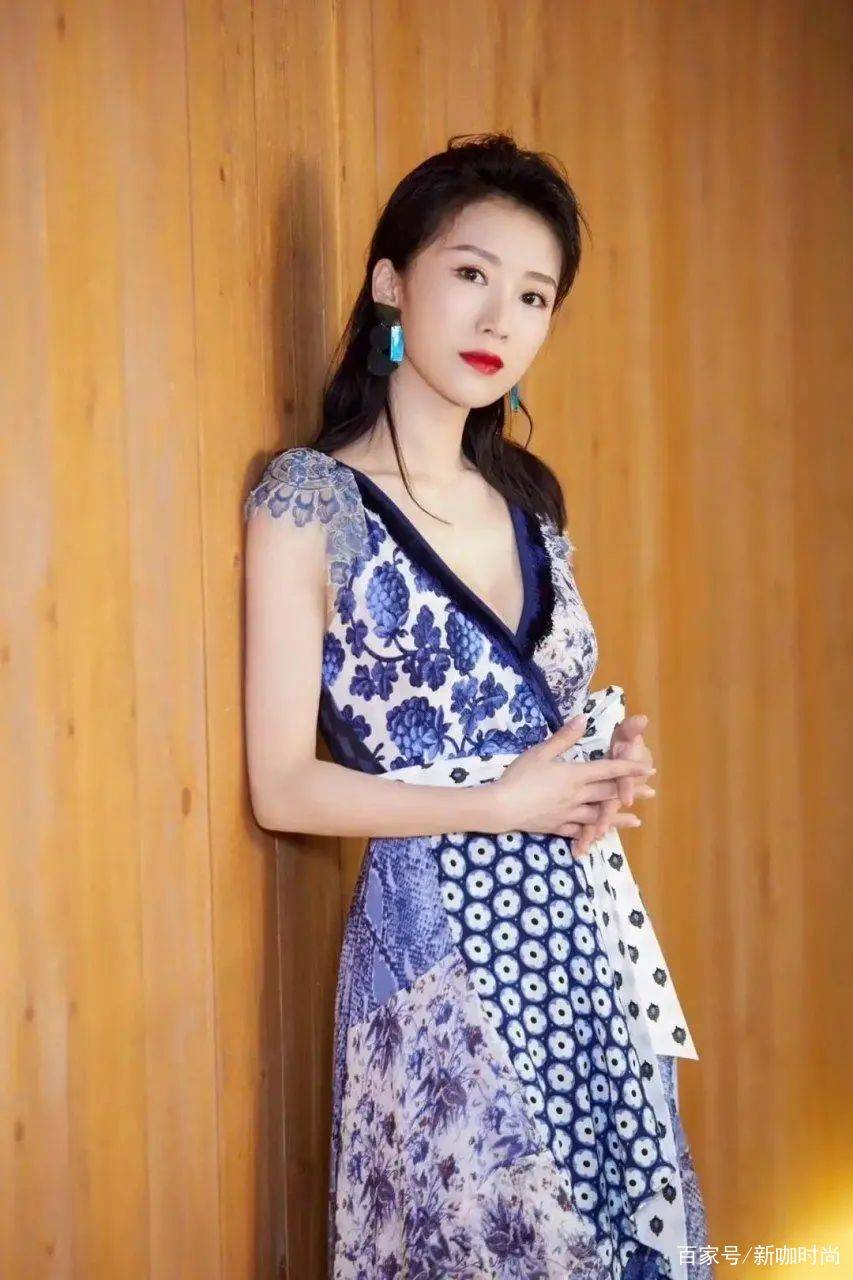 样式|掀起刘海的李念，身着一袭深V“青花瓷”长裙，高级感溢出屏幕