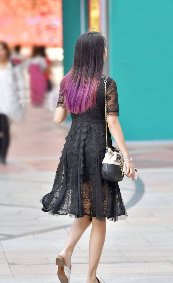 帆布鞋|黑色针织T恤搭紧身牛仔裤，尽显柔情少女范儿