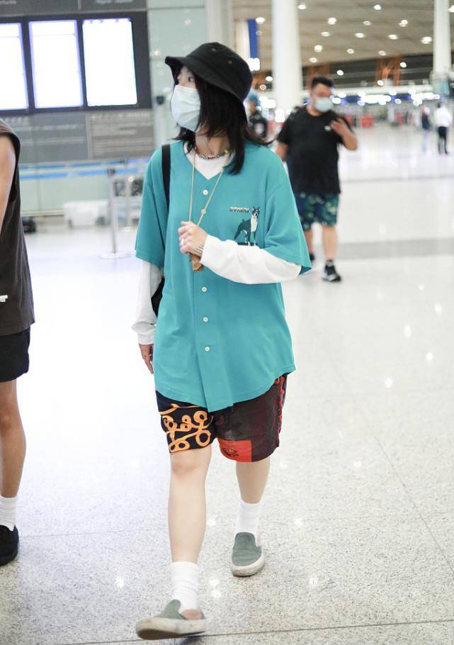 长发|窦靖童的时尚和王菲差得有点多,虽然留了女人的长发,却少了韵味