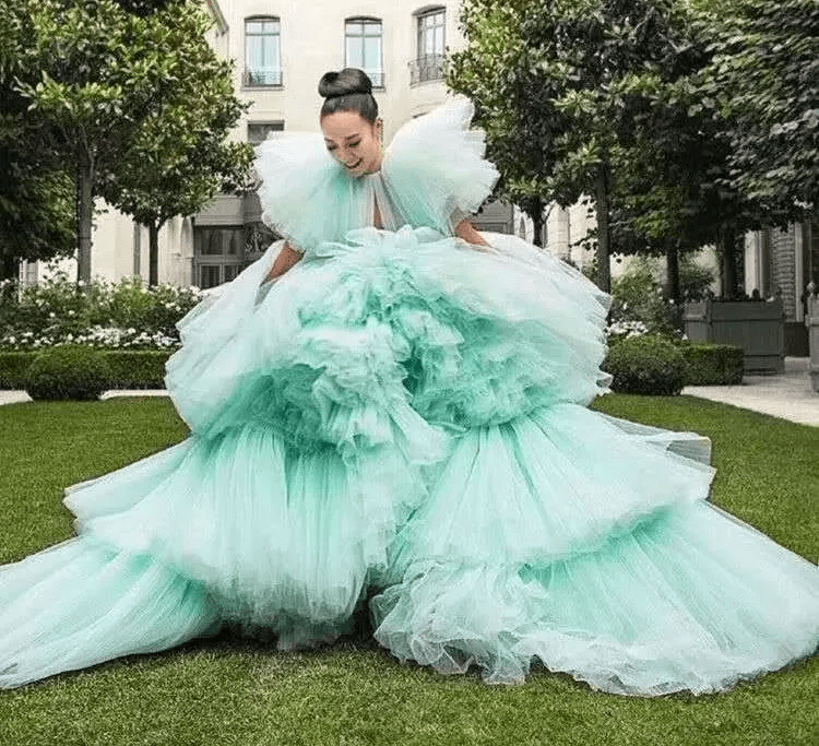 花朵|女星内卷必争？这场撒钱的盛宴到底有什么好看？