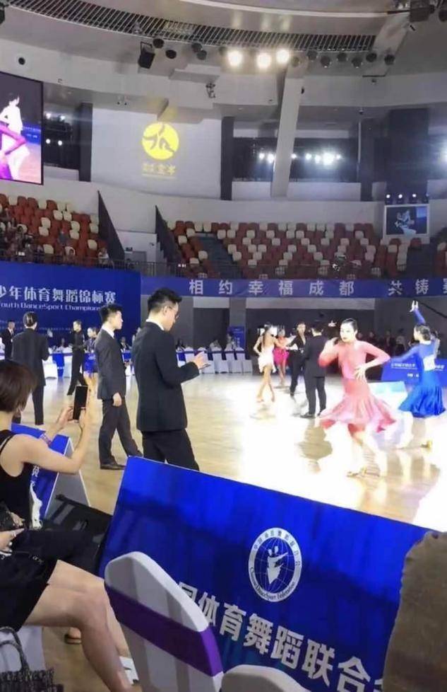 关键|45岁马伊琍带女儿比赛！爱马穿红裙有明星范，她却暴瘦得不敢认