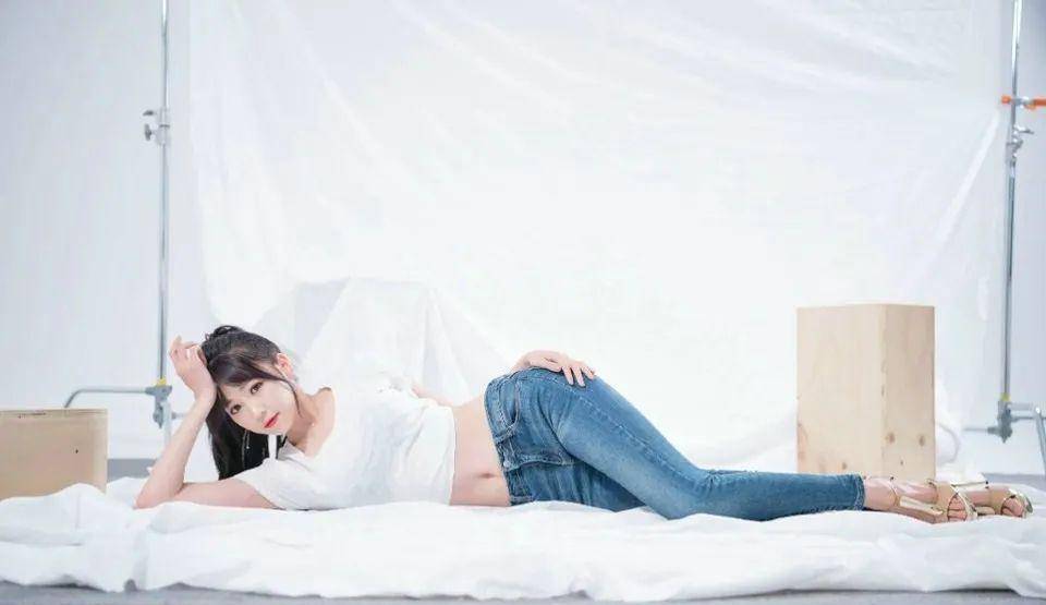 高跟鞋|紧身牛仔裤与身材的完美贴合，所以才会如此迷人