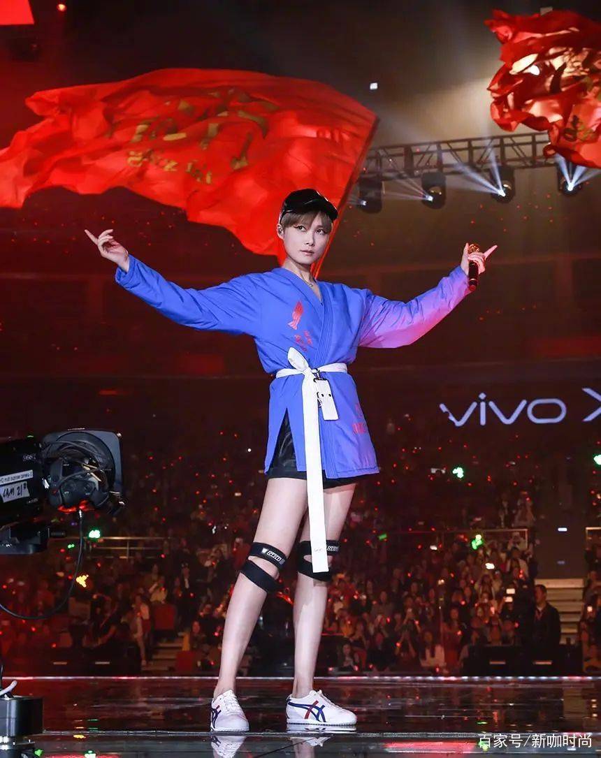 国际|36岁李宇夏又有新时尚，黑色风衣加上偏分刘海，美出国际范