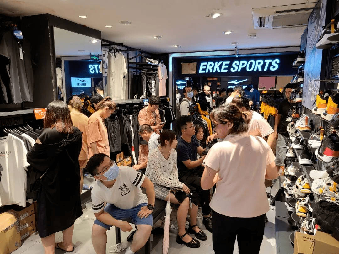不仅线上热情高涨,鸿星尔克多地线下门店也同样销售火爆.