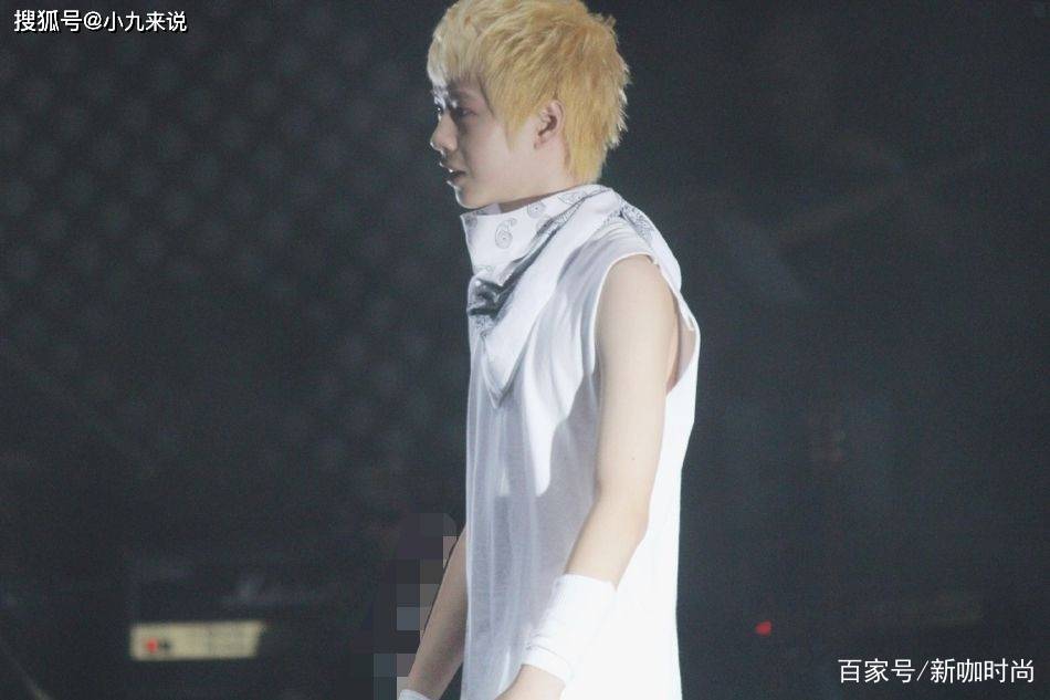 韩庚|王一博14岁跑龙套照,“黄毛”搭白T恤,清瘦白净难掩少年稚气