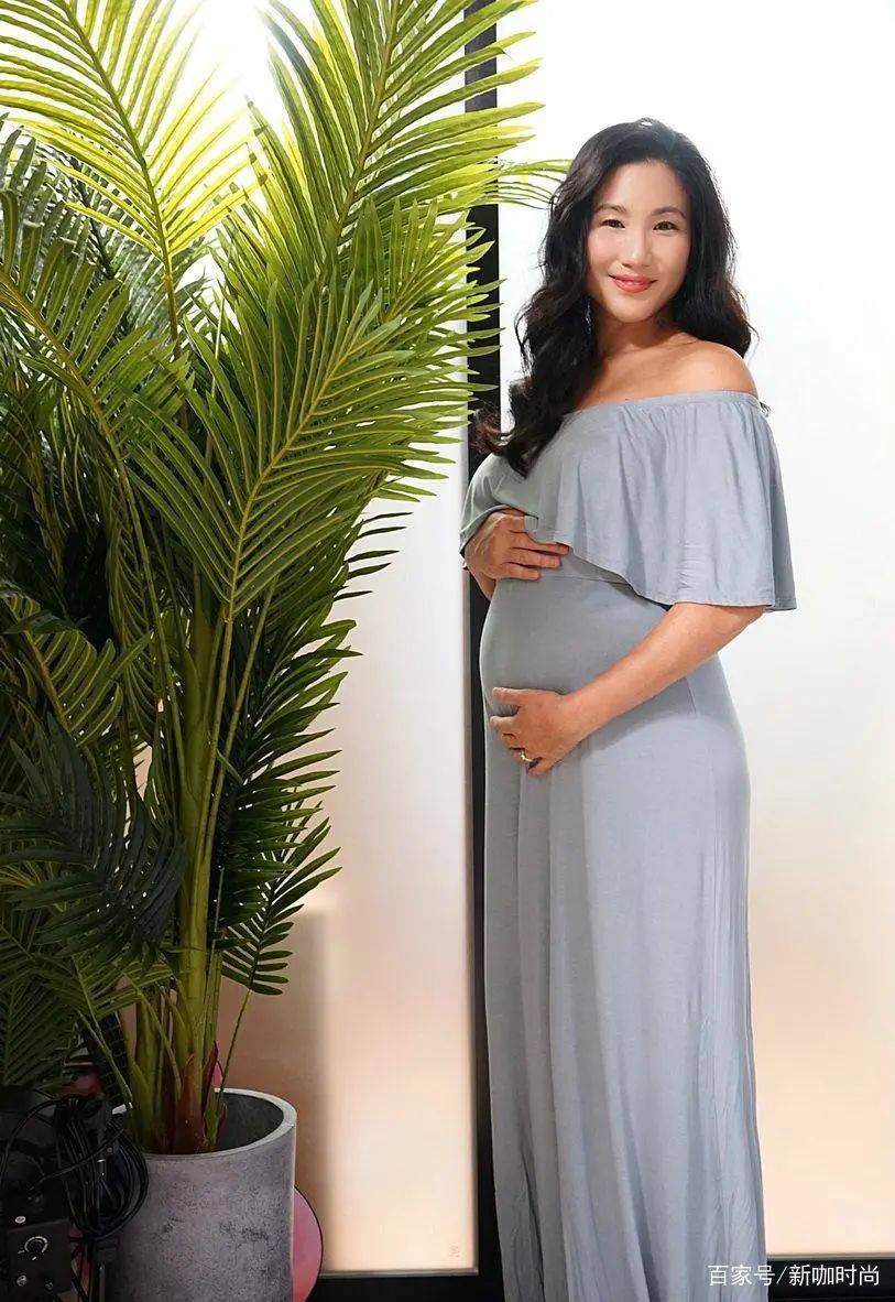 面料|郑佩佩女儿晒孕期美照，穿一字肩灰裙娴雅又温柔，纤瘦体态惹人羡
