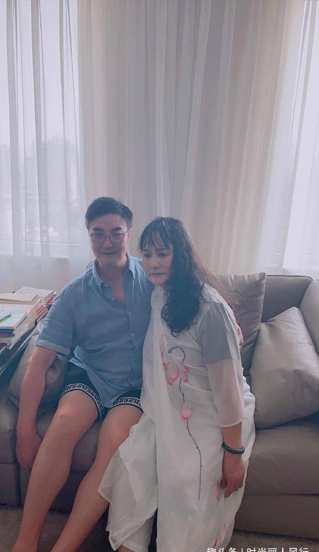 好身材|沈腾全家高颜值！46岁姐姐下装失踪秀紧致好身材，满脸硅胶感太假