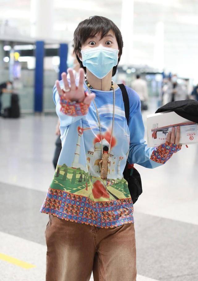 卫衣|窦靖童的时尚让人不想评价,穿得比“阿姨”还花花,一般人难接受