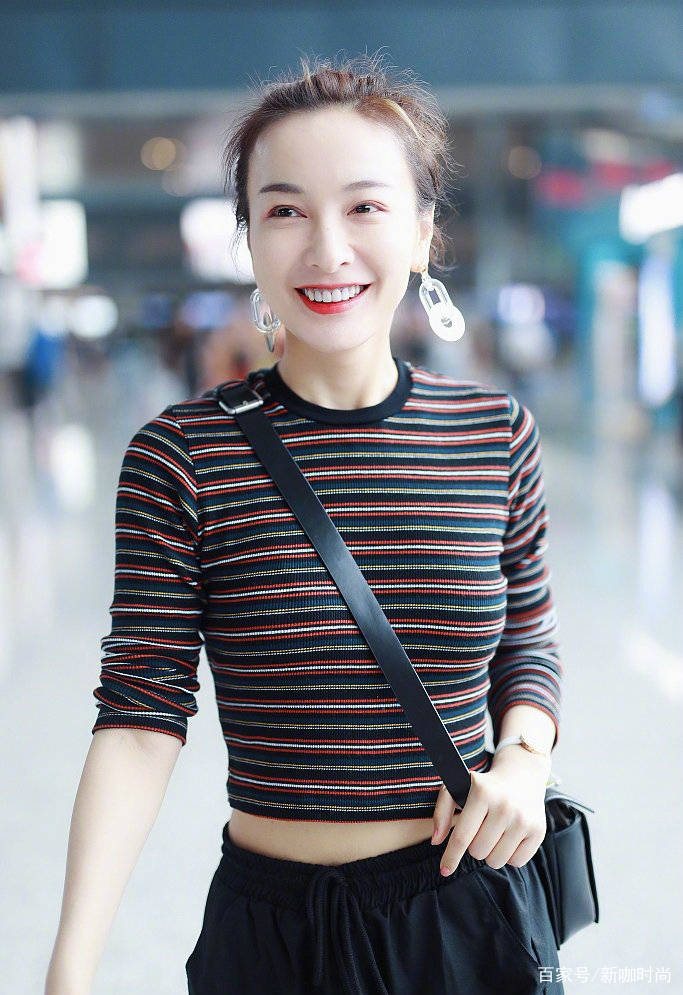 杨幂|36岁吴昕现机场，大胆挑战baby、杨幂穿法，效果出乎意料！