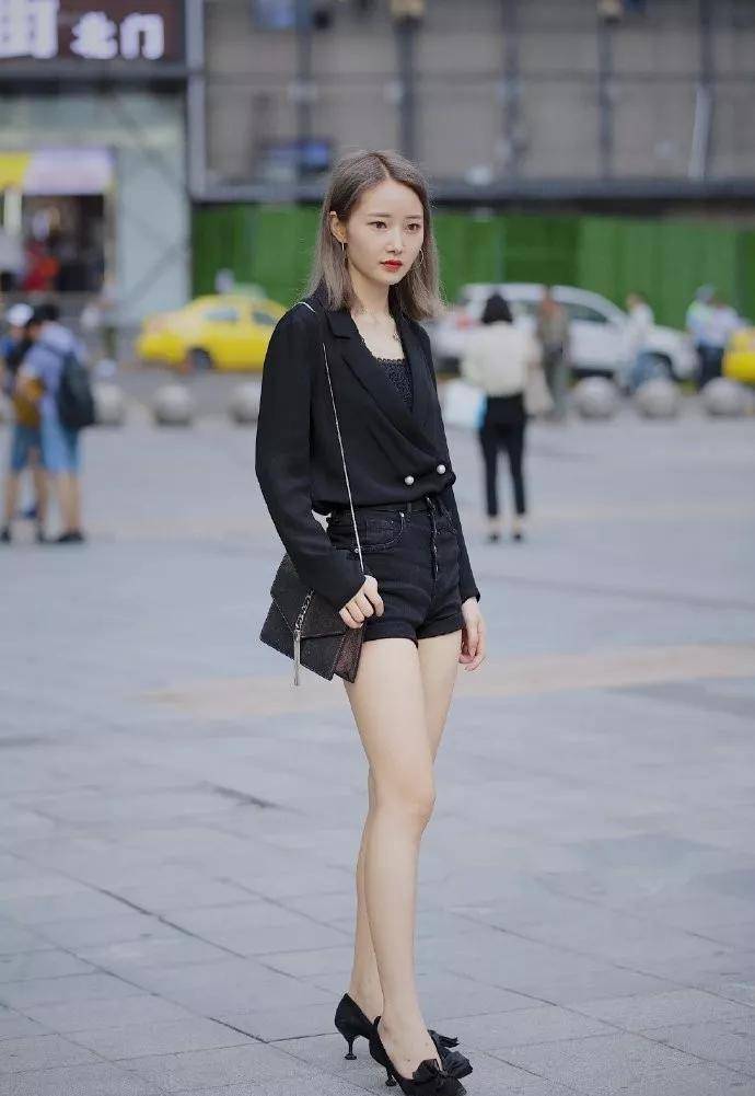 显得|黑色的紧身裤，结合一双亮色高跟鞋，依旧那么亮眼