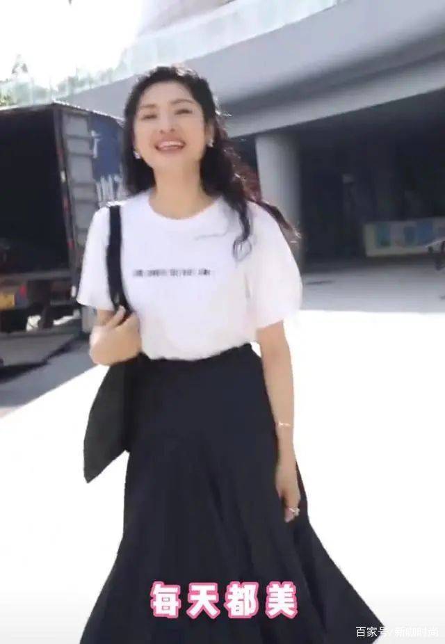 样式|52岁周涛状态能打，穿简约黑白搭气质出众，肌肤娇嫩似少女
