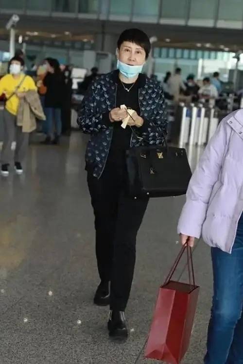 整体|张凯丽走机场像大妈遛弯,大裤衩配拖鞋,2万家居服穿出睡衣味道