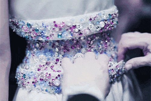 花朵|女星内卷必争？这场撒钱的盛宴到底有什么好看？