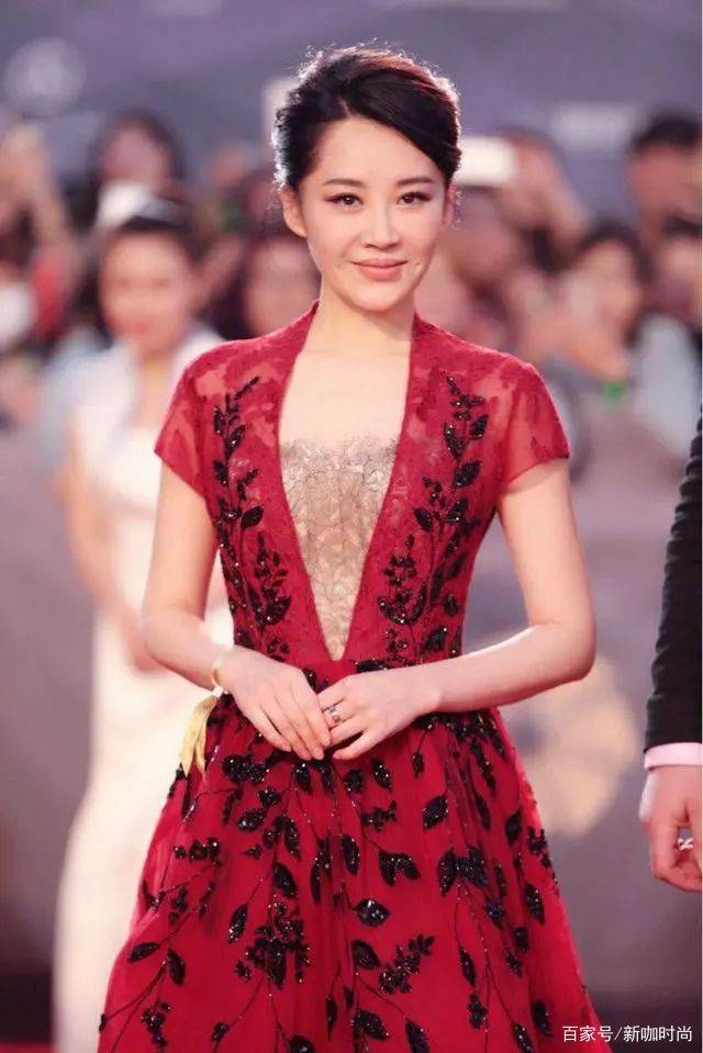 风就服|高贵美艳风就服许晴，一袭红裙秀窈窕身材，宛如“人间富贵花”